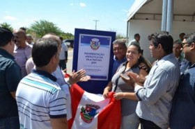 Presidente da Câmara Municipal e vereadores participam da entrega de pavimentação de acesso a Vila M