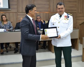 Comandante do 20º BPM recebe honraria concedida pelo Ver. Marconi Daniel
