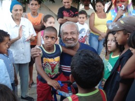 Aroldo do Hospital com as crianças