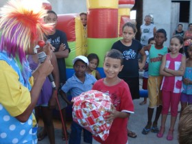 Palhaço Palito brincando com as crianças