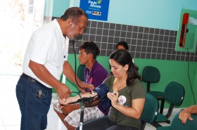 Vereador Aroldo do Hospital verificando pressão arterial