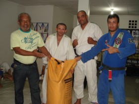 O vereador Aroldo do Hospital com os instrutores