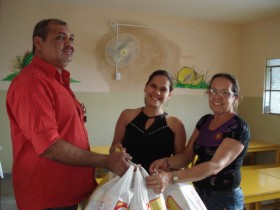 Entrega das doações pelo assessor as diretoras da creche 