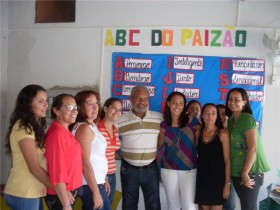 O vereador Aroldo com o grupo de professoras da Creche 