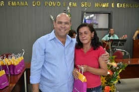 Dinho entrega lembrança a funcionária da Câmara