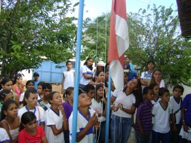 Alunos no momento de hasteamento da bandeira